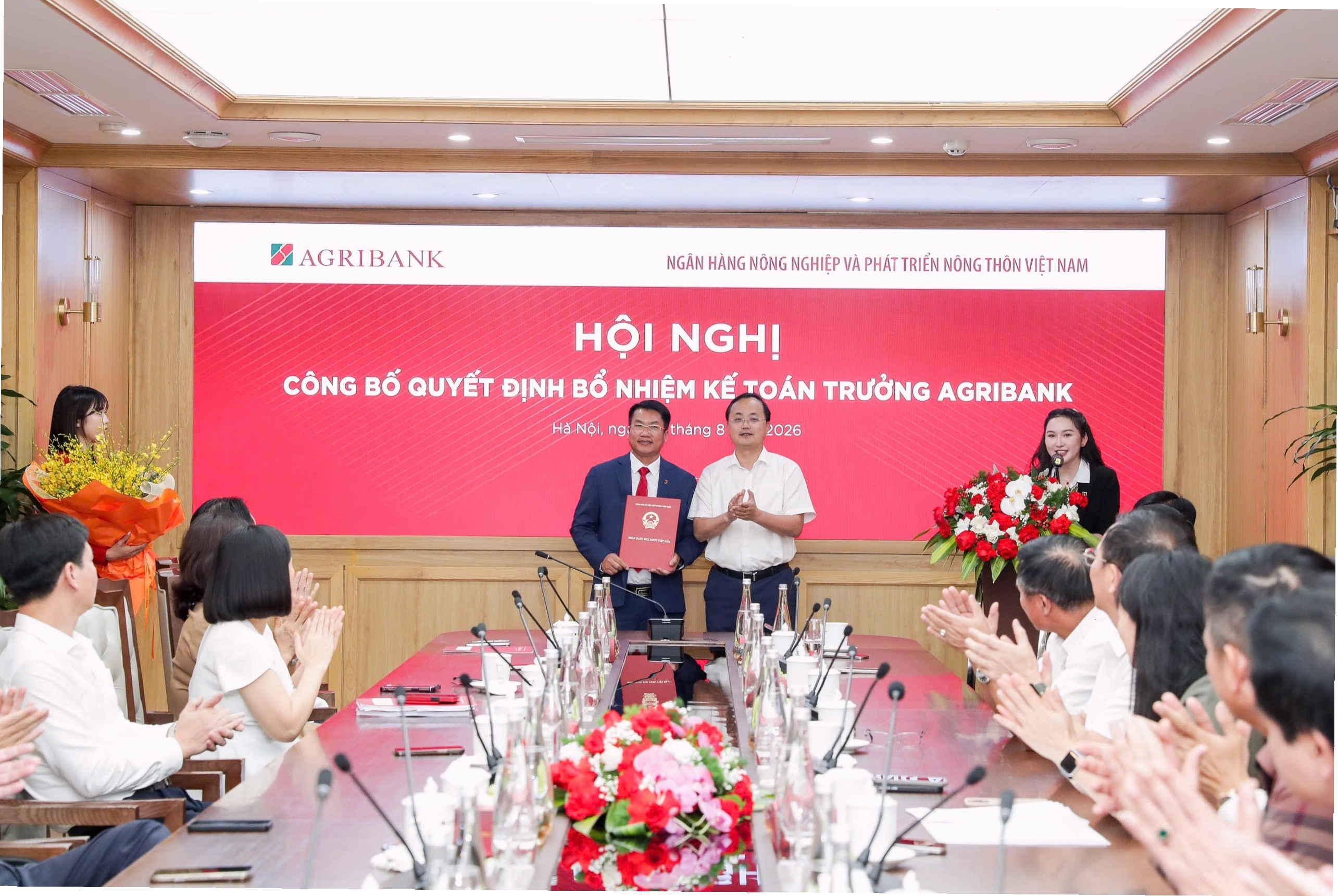Đội tuyển bóng đá Việt Nam nâng cúp vô địch ASEAN Cup 2026