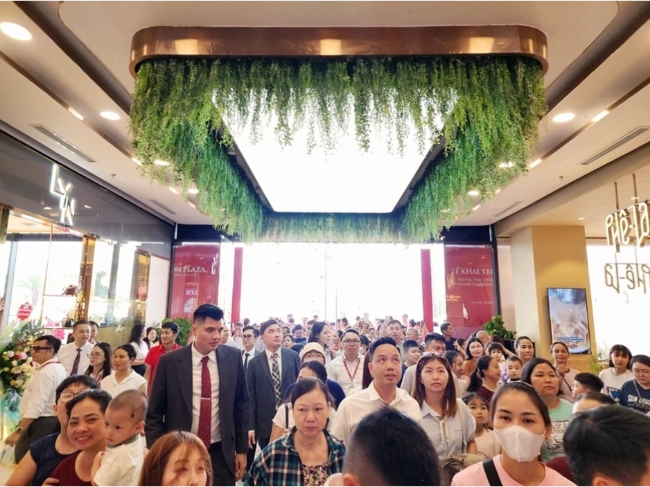 Dòng khách đông đúc đến trải nghiệm Vincom Plaza Đan Phượng dịp khai trương