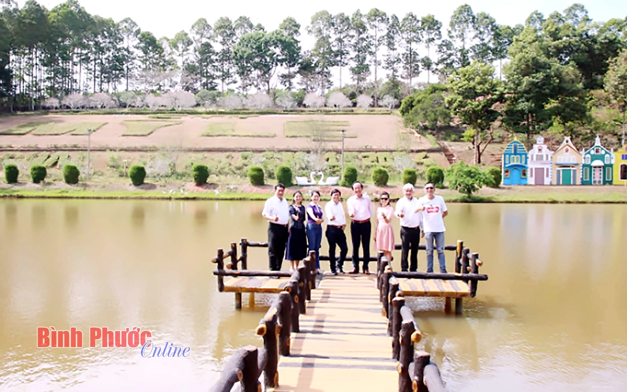Hình ảnh minh họa về cuộc sống của phu cao su tại đồn điền Phú Riềng xưa
