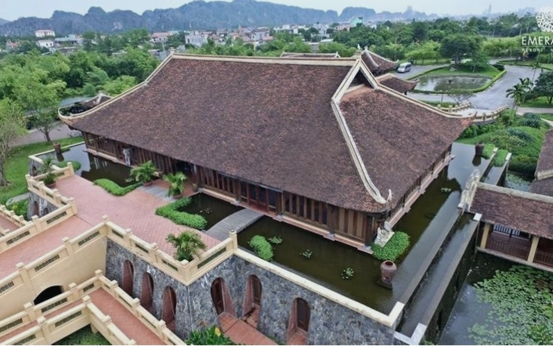 Hồ bơi ngoài trời tại Emeralda Ninh Bình Resort