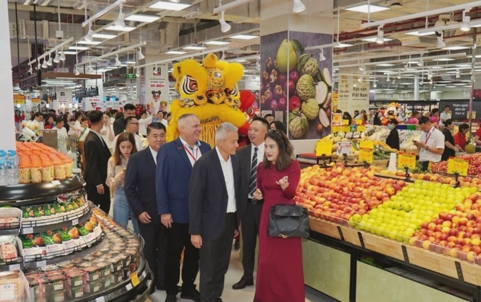 Khách hàng mua sắm tại GO! Supermarket rộng hơn 3.200 m² ở Vincom Plaza Đan Phượng