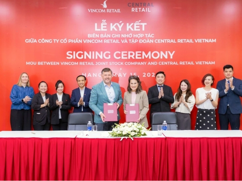 Khu ẩm thực nhộn nhịp tại Royal City với nhiều nhà hàng đa dạng