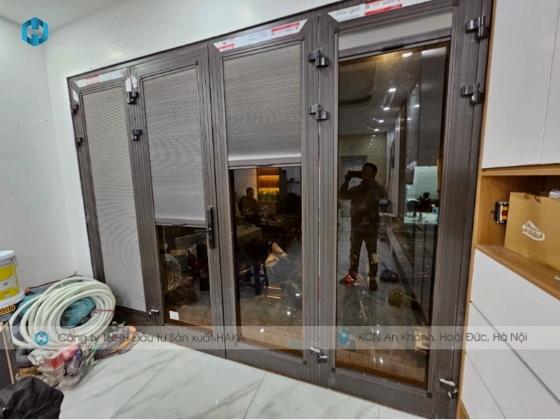 Rèm tổ ong lắp trên khung kính hệ kéo ngang