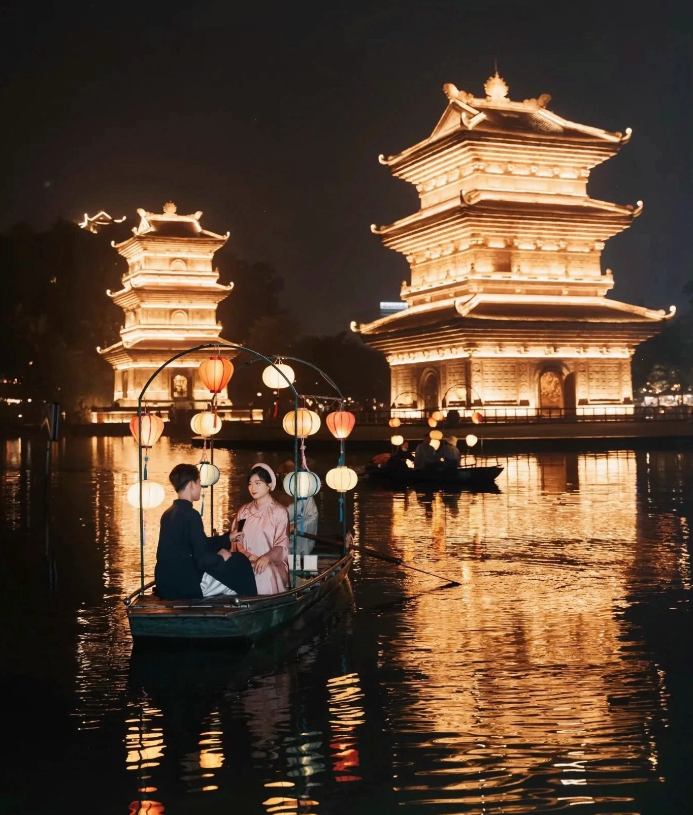 Trải nghiệm ngồi chèo thuyền trên hồ Kỳ Lân